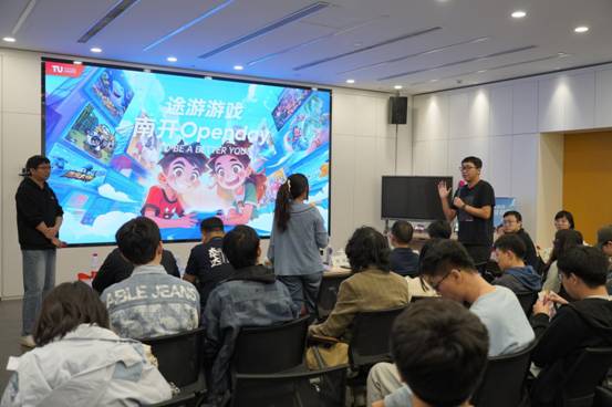 企业副总裁、员工安晓宇介绍企业情况